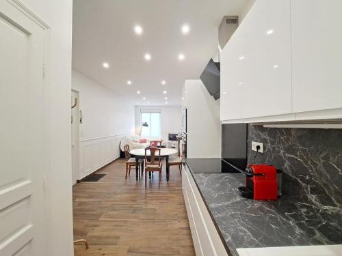 une cuisine avec une table et une salle à manger dans l'établissement Orlando - Cocon Haussmanien en centre-ville, à Reims