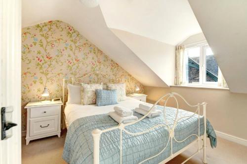 una camera da letto con letto in mansarda di Pavement Cottage ad Ambleside
