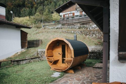 a wooden boat sitting on the grass next to a building at Casa Aurine di Zaccaria in Frassenè