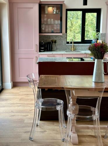 Una cocina o zona de cocina en Firth View 1 - Luxury Cottage with Sea View & Hot Tub, Ayr