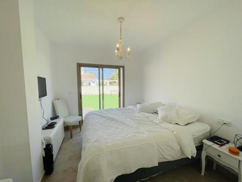 una camera da letto con un letto, una scrivania e una sedia di Villa A70 by Alina365 a La Manga del Mar Menor