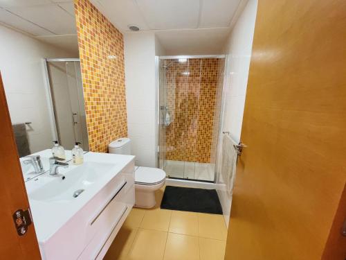 un bagno con lavandino, WC e doccia di Villa A70 by Alina365 a La Manga del Mar Menor