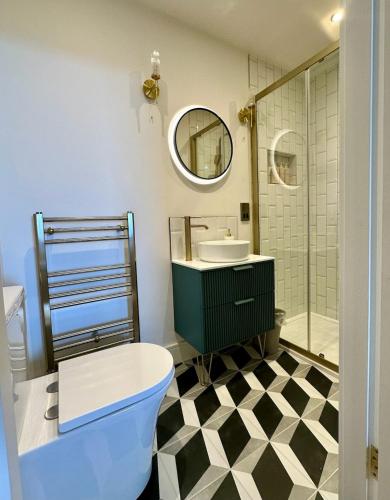 Un baño de Firth View 1 - Luxury Cottage with Sea View & Hot Tub, Ayr