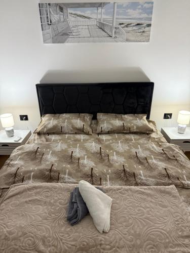una camera da letto con un letto grande con due tavoli di Hill Apartment a Podgorica