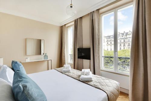 une chambre avec un lit et une grande fenêtre dans l'établissement Pick A Flat's Apartment in Invalides - Avenue de Breteuil, à Paris