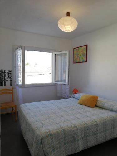une chambre avec un lit et une fenêtre dans l'établissement Superbe appartement avec vue sur mer et port, parking privé, à Saint Pierre La Mer