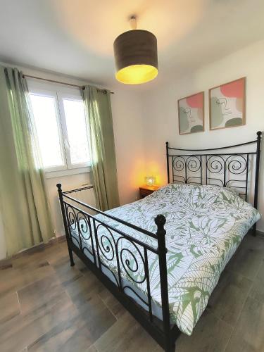 une chambre avec un lit dans une pièce avec des fenêtres dans l'établissement Avignonnaise escape, à Avignon