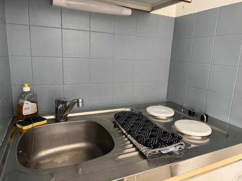 Il comprend une cuisine avec un évier et 2 toilettes. dans l'établissement ღ Le Funny - Studio Proche Plage & Parking gratuit, à La Rochelle