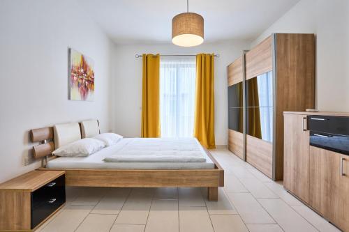 Ένα ή περισσότερα κρεβάτια σε δωμάτιο στο Luxurious Tigné Seafront Escape