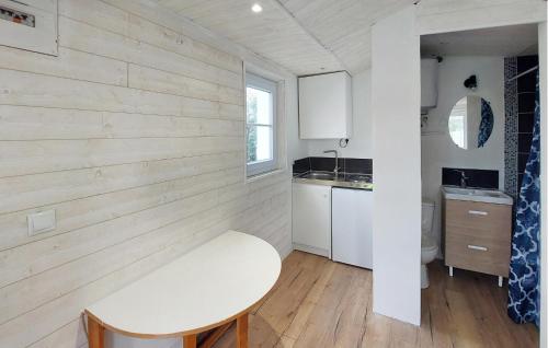 - une petite cuisine avec un banc blanc dans une pièce dans l'établissement Awesome Home In Barbatre, à Barbâtre