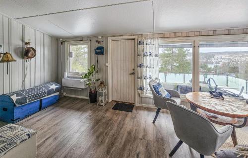Un lugar para sentarse en 3 Bedroom Amazing Home In Nøtterøy