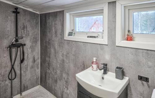 Un baño de 3 Bedroom Amazing Home In Nøtterøy