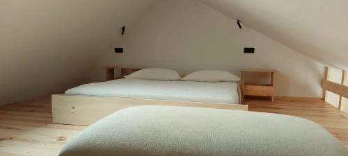 a bedroom with a bed in a attic at Gite New-York - Domaine aux charmes d'Ethan in Hannut