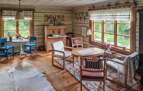 Χώρος καθιστικού στο Cozy Home In Bjurholm With Sauna
