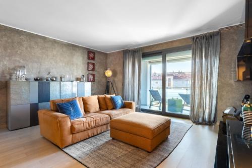 a living room with a couch and a table at Dimora Einaudi in Alba