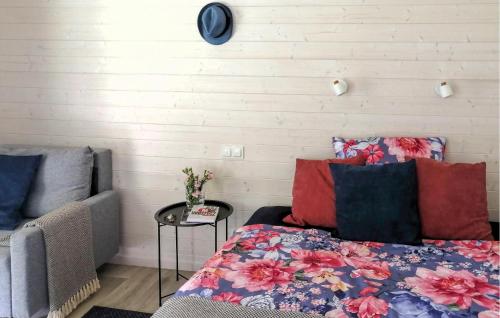 Ένα ή περισσότερα κρεβάτια σε δωμάτιο στο Nice Apartment In Smoldzino With Wifi