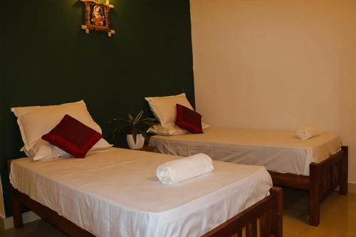 瓦尔卡拉Pachamama Home Stay的一间有绿墙的房间里有两张床