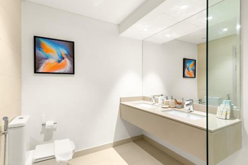 Ένα μπάνιο στο Family Holiday Homes in Yas Island Abu Dhabi, Near Ferrari World & SeaWorld