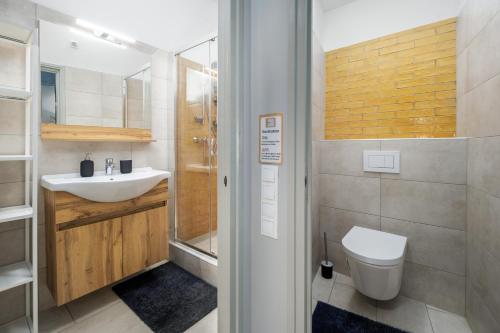 Ένα μπάνιο στο Downtown Apartment House Orange