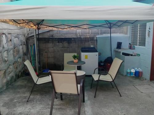 a table and chairs under a white tent at Hermosa Casa Peatonal Las Campanas in Tegucigalpa