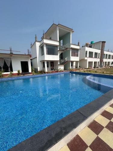 una gran piscina frente a un edificio en Prantik Hotel And Resorts, en Tajpur