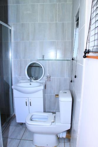Un baño de Suprime Hotels and Conference