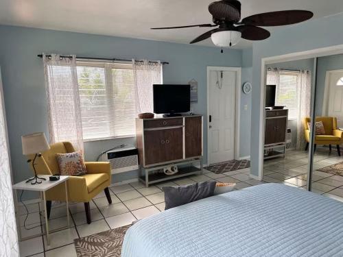 een slaapkamer met een bed en een flatscreen-tv bij BEACH Zen Oasis-walk 2 beaches in Deerfield Beach