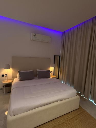 Ein Bett oder Betten in einem Zimmer der Unterkunft شاليهات بالما