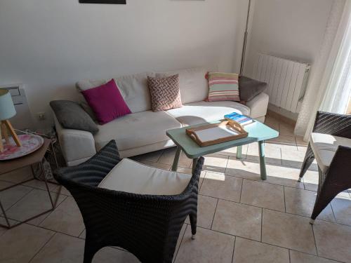 un salon avec un canapé et une table dans l'établissement Maison proche mer - 5 couchages - ideal planchistes, à Lapalme