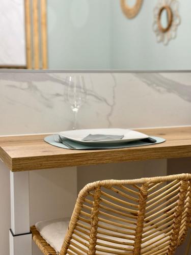 - une table avec une assiette et un verre de vin dans l'établissement Le cocon du Roi Jérôme - Hypercentre, à Ajaccio