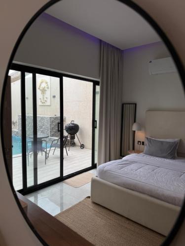 Schlafzimmer mit einem Bett und Blick auf einen Innenhof in der Unterkunft شاليهات بالما in Al Hofuf