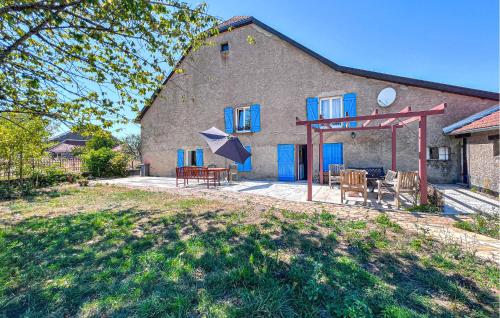 Casa con patio con mesa y sombrilla en Beautiful Home In Pressigny With Wifi, en Pressigny