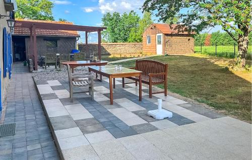 un patio con mesa, 2 sillas, mesa y sillas en Beautiful Home In Pressigny With Wifi, en Pressigny