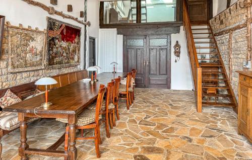 Un comedor con mesa y sillas de madera. en Beautiful Home In Pressigny With Wifi, en Pressigny