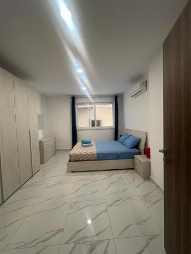 Ένα ή περισσότερα κρεβάτια σε δωμάτιο στο Sliema 2BDR Apartment Just Off Seafront