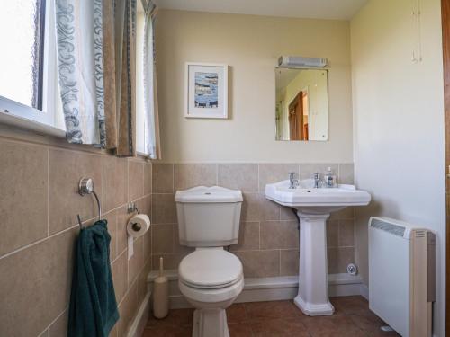 un baño con inodoro y lavabo en Broadstones, en Bridport