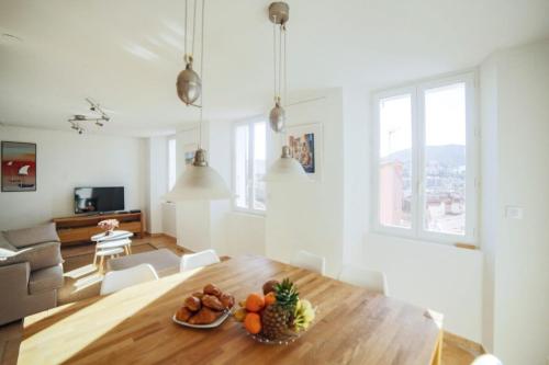 - un salon avec une table et des fruits dans l'établissement Stunning Sea View, à Banyuls-sur-Mer