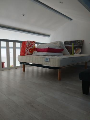 - un matelas installé dans une pièce sur un sol dans l'établissement Dorian, à Pornic