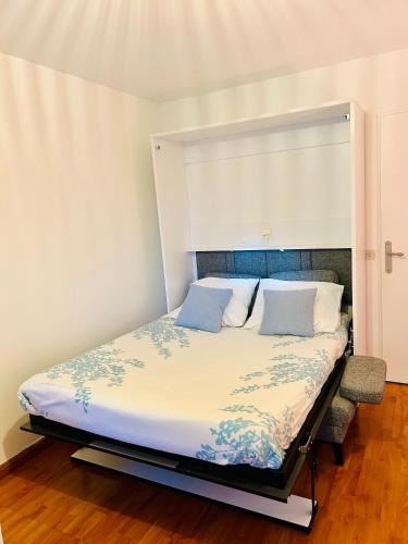 - une chambre avec un lit doté d'une grande tête de lit dans l'établissement Studio une brise marine, à Trouville-sur-Mer