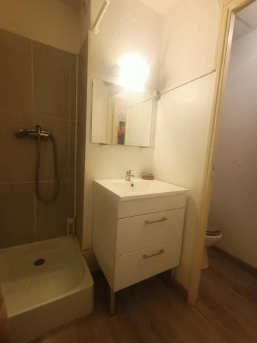 une salle de bain avec un lavabo blanc et des toilettes dans l'établissement Appartement à deux pas de la plage - Saint Pierre la Mer 6MDLM220, à Saint Pierre La Mer