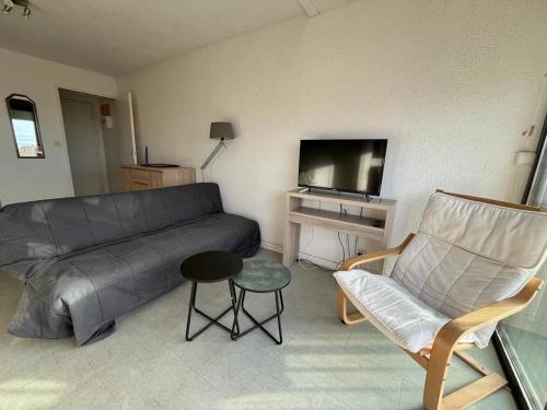 ein Wohnzimmer mit einer Couch und einem Sessel und einem Fernseher in der Unterkunft Appartement à deux pas de la plage - Saint Pierre la Mer 6MDLM220 in Saint Pierre La Mer