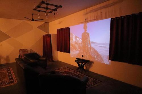 TV a/nebo společenská místnost v ubytování Sea Side Escape Villa