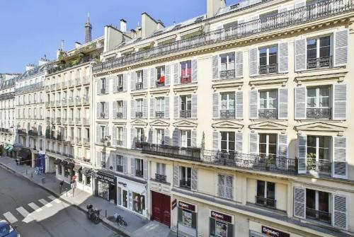 - une vue sur un grand bâtiment blanc dans l'établissement L'artistique - design & spacieux - Tour Eiffel, à Paris