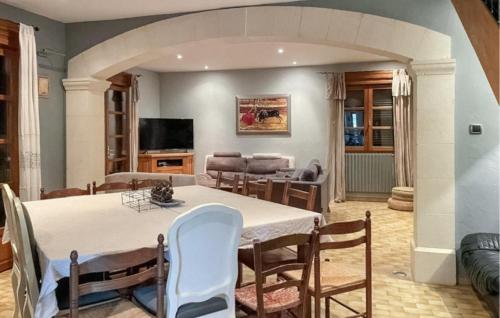 une salle à manger avec une table et des chaises dans l'établissement 8 Bedroom Lovely Home In Vézénobres, à Vézénobres