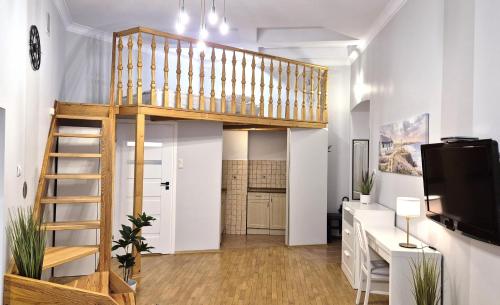 クラクフにあるAriadna - Pantheon Apartmentsの階段とリビングルームが備わるロフトアパートメントです。