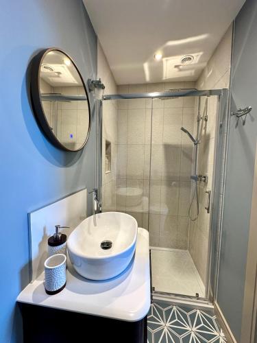 Un baño de Firth View 2 - Country Escape with Sea Views of Arran!