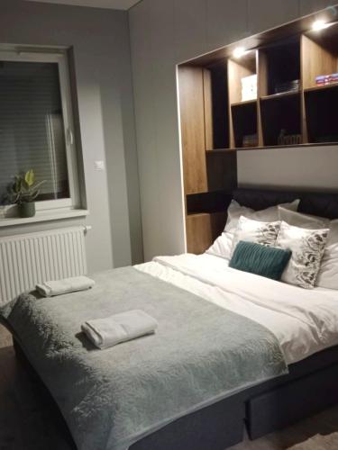 Ένα ή περισσότερα κρεβάτια σε δωμάτιο στο Apartament z Tarasem