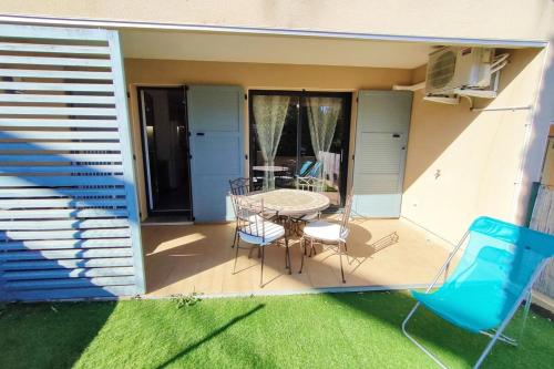 un patio avec une table et des chaises sur un balcon dans l'établissement Apartment with Pool Air Conditioning WiFi and Garage, à Collioure
