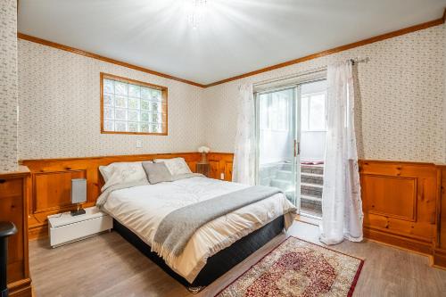 Кровать или кровати в номере GLOBALSTAY Cozy 4 Bedroom House