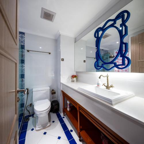Ένα μπάνιο στο Seven Seas Cote d'Azur Family-friendly one bedroom with Pool& Gym Steps to Beach